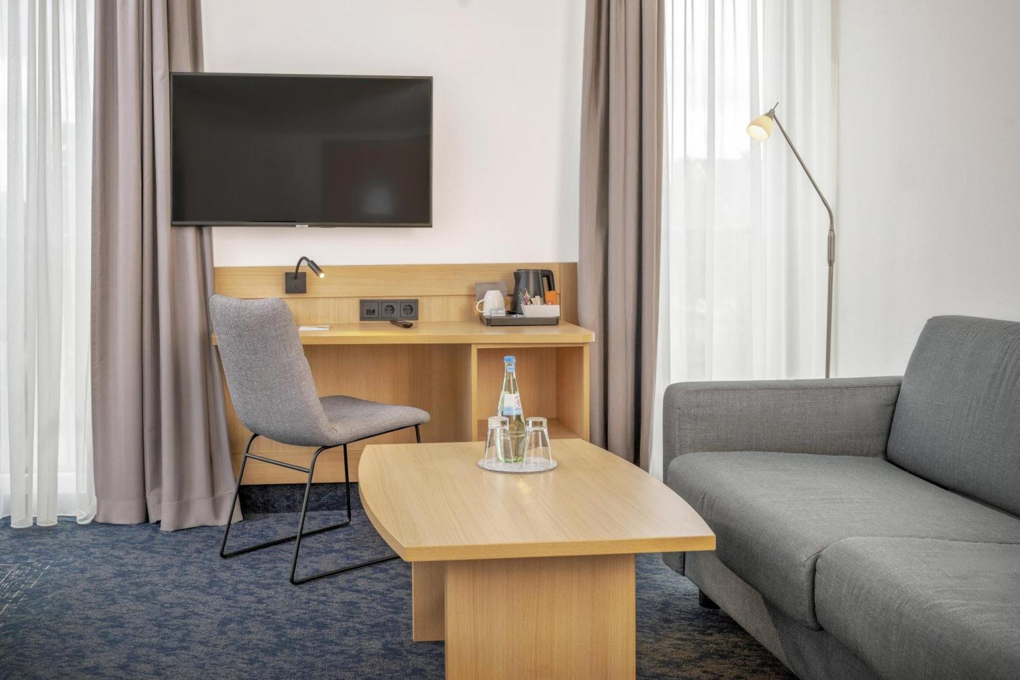 Queen Room Roll Shower Second Floor or Disability Access or Non-Smoking