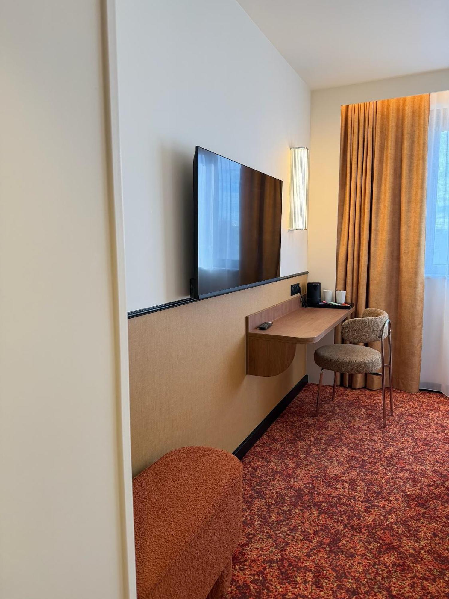 Two Adjacent Rooms non connecting