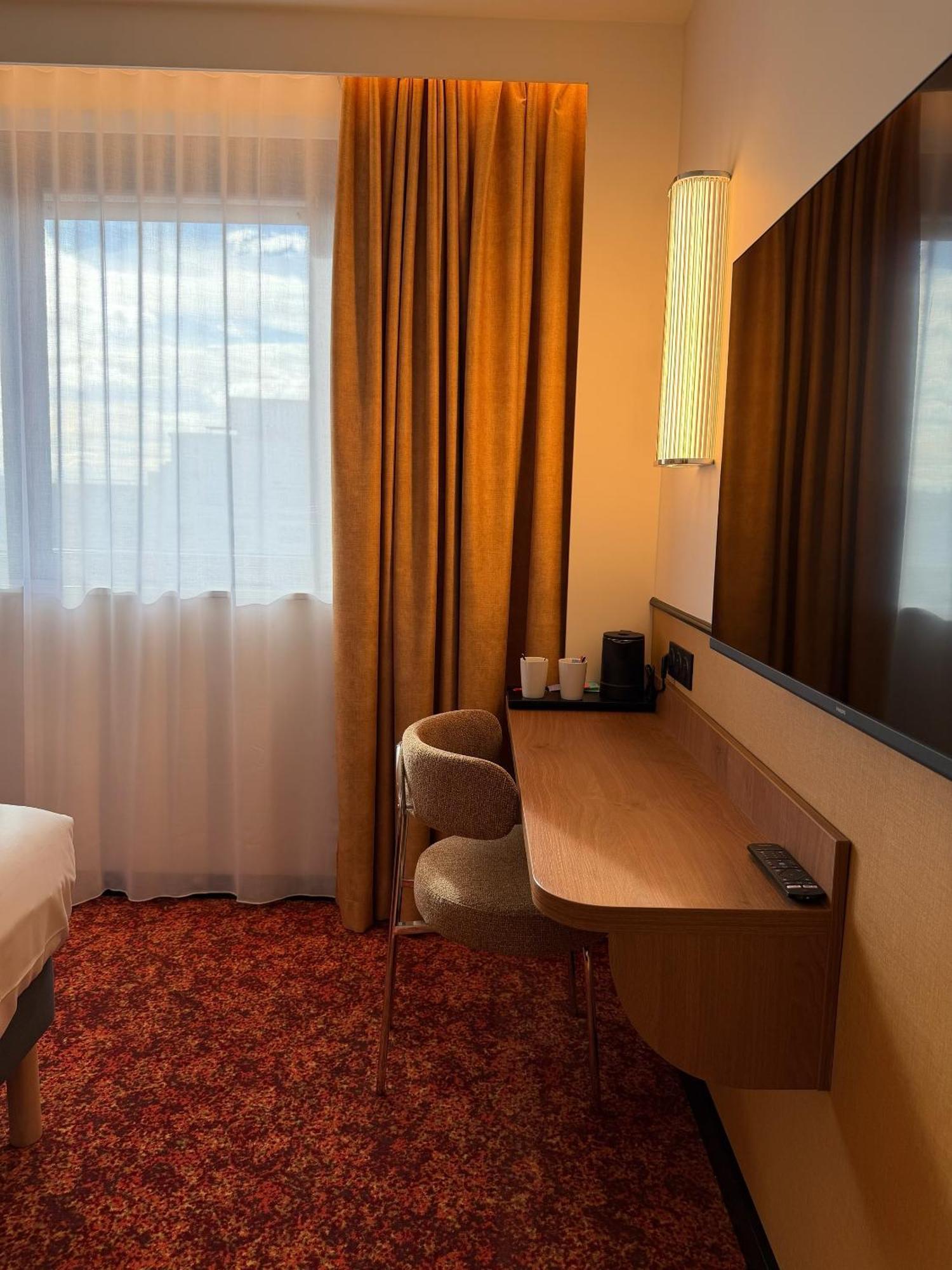 Two Adjacent Rooms non connecting