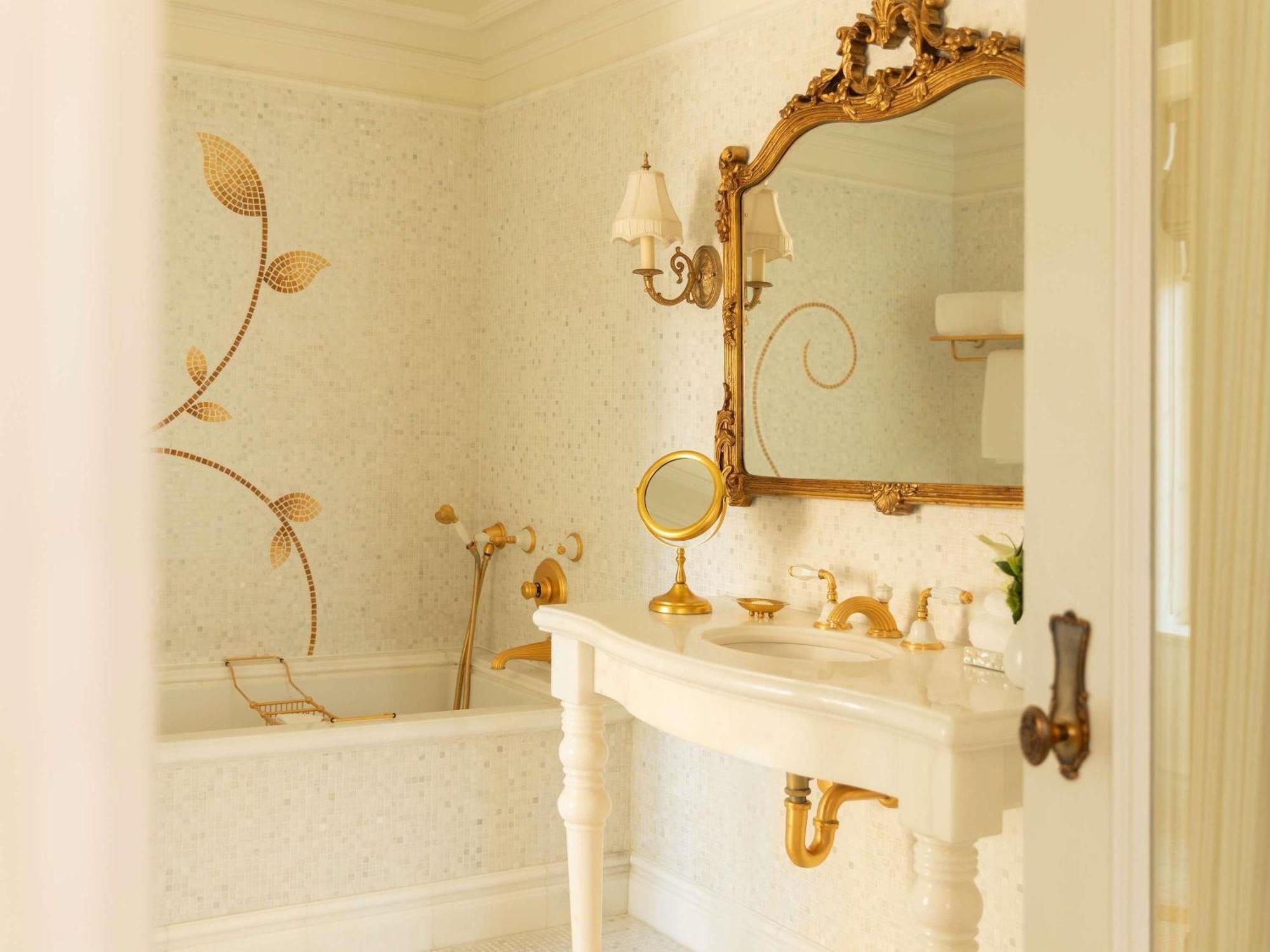 Pulitzer King Suite with Roll-In Shower and Butler - Mobility Accessible