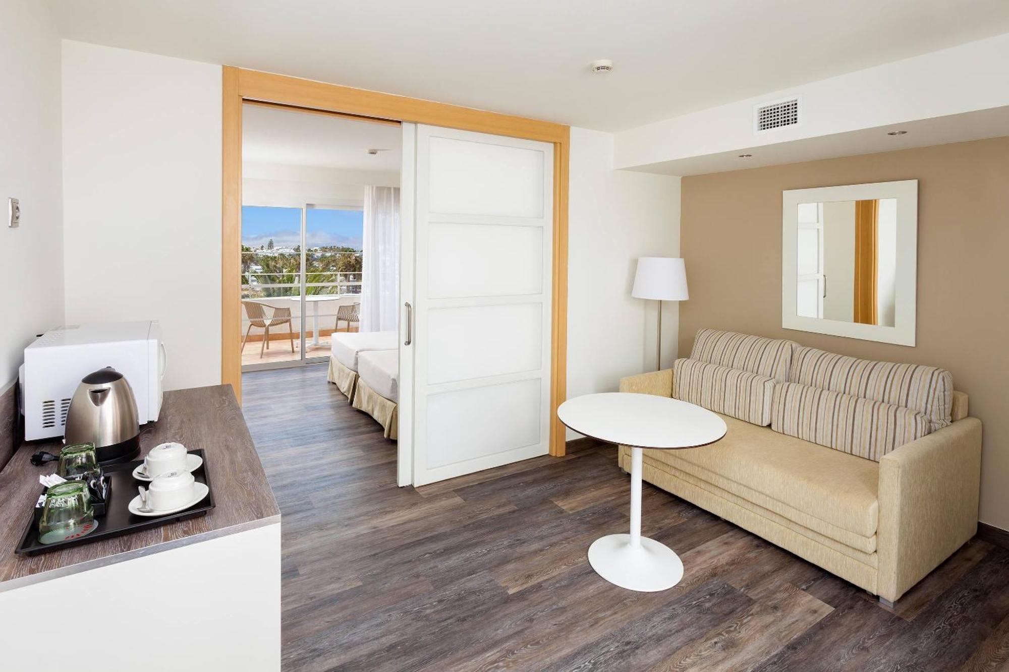 Quarto Superior com 2 Camas de Solteiro e Vista do Mar