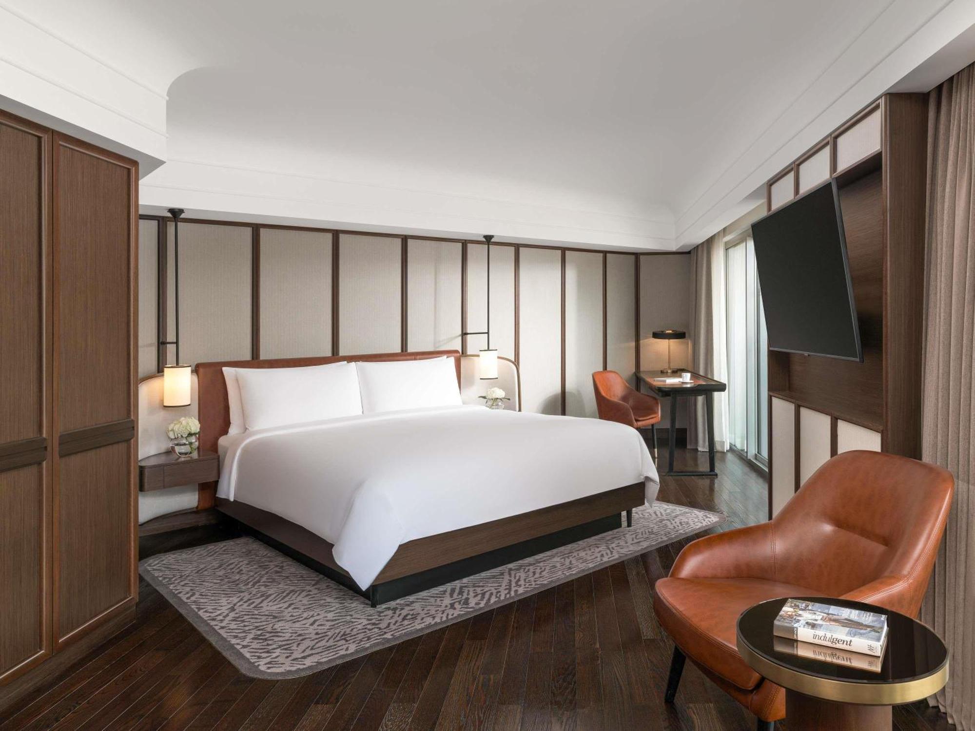 Suite Signature Salon Có Giường Cỡ King, Sảnh Khách Riêng Và 2 Ban Công