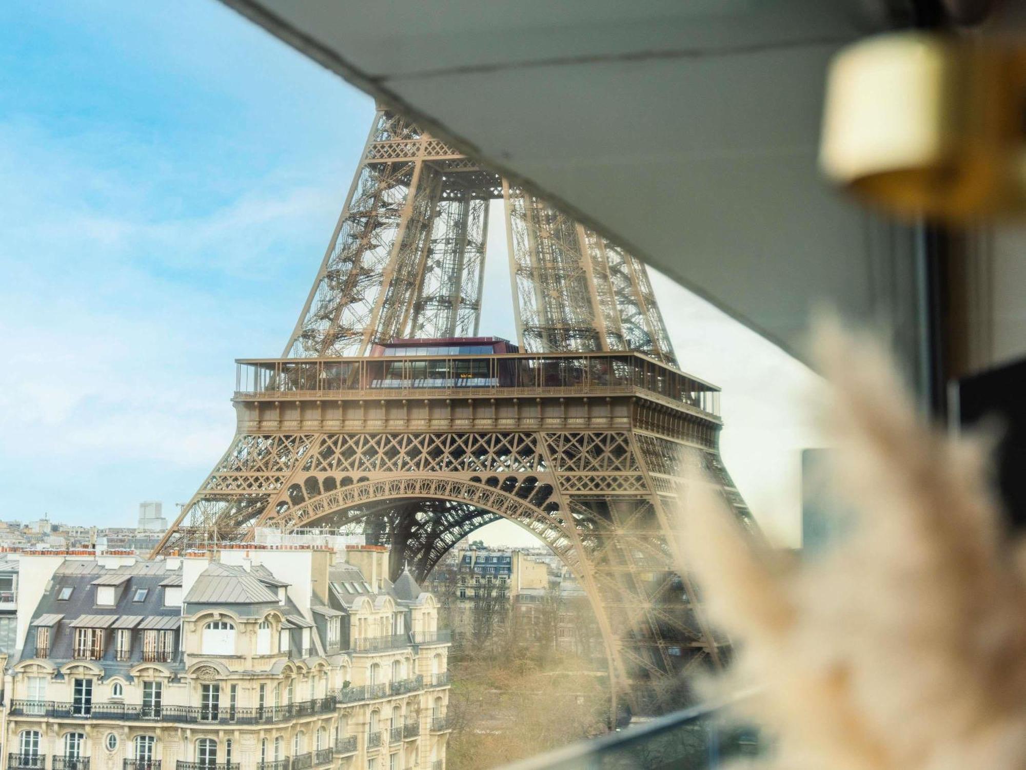 Deluxe King Room high floor Sofa Balcony Eiffel Tower View