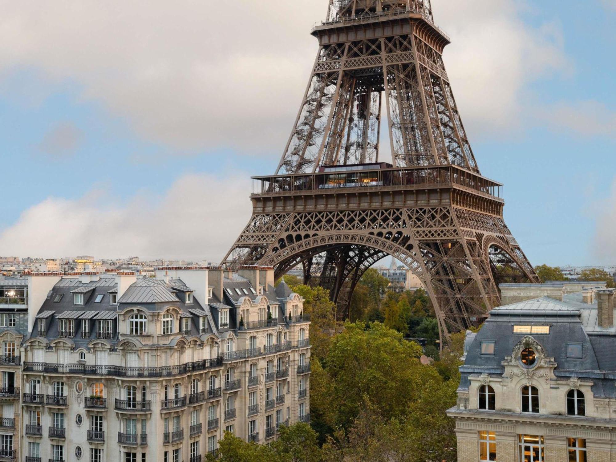 Deluxe King Room high floor Sofa Balcony Eiffel Tower View
