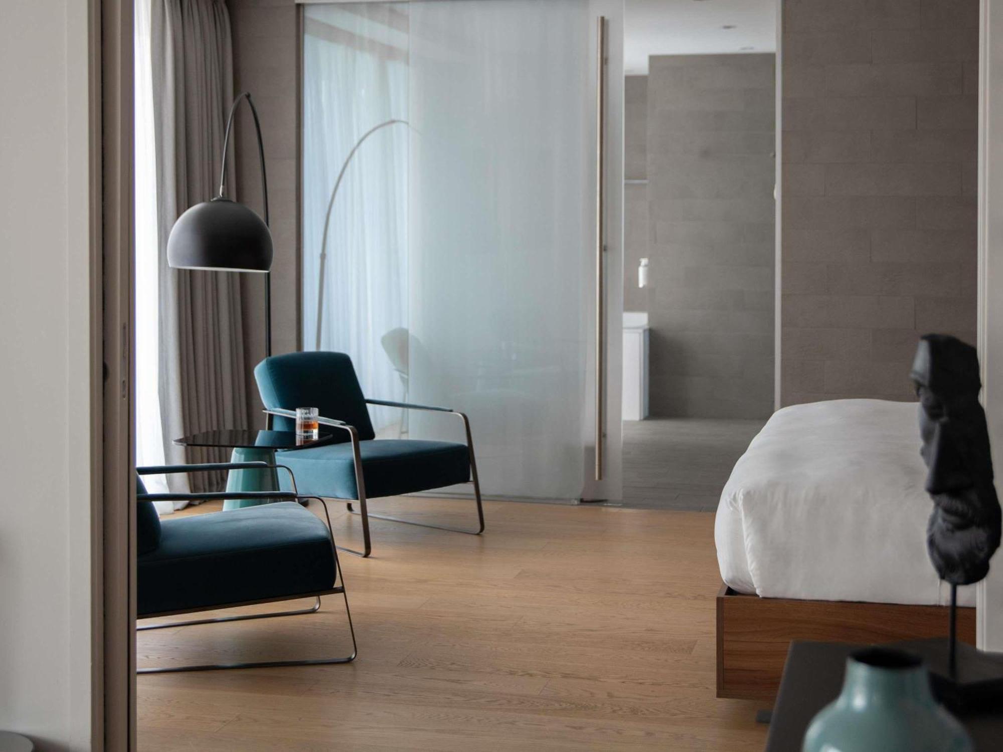 PENTHOUSE EIFFEL One King Bed View Top floor