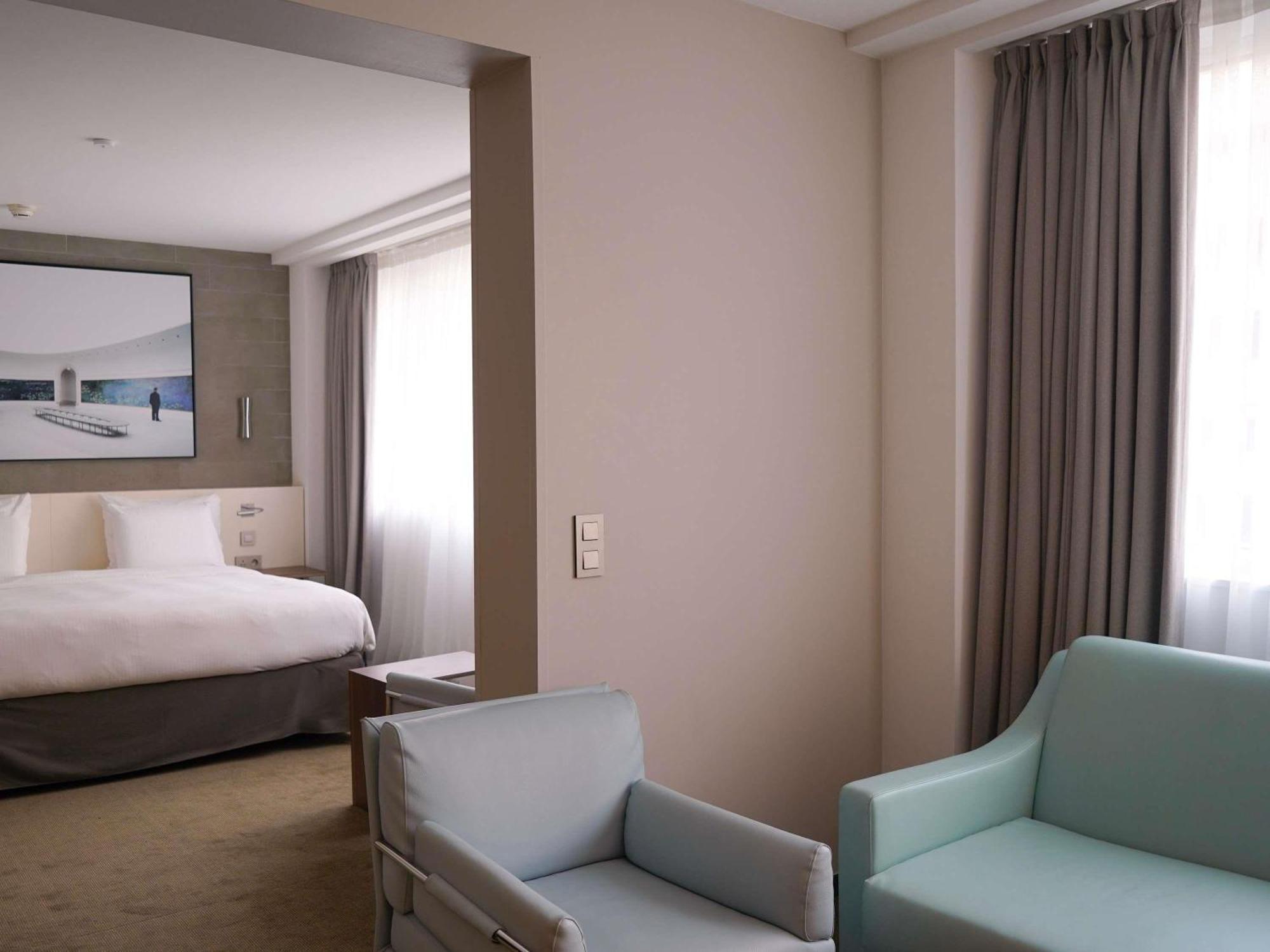 Junior King Suite Sofa Bed Eiffel Tower View