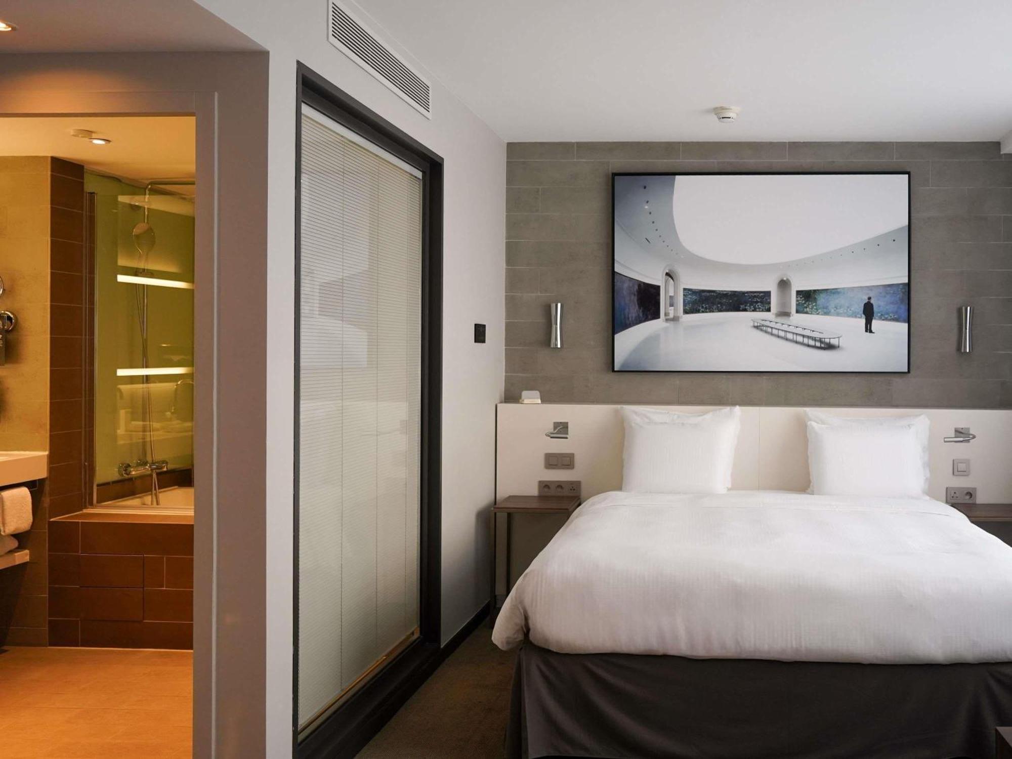 Junior King Suite Sofa Bed Eiffel Tower View