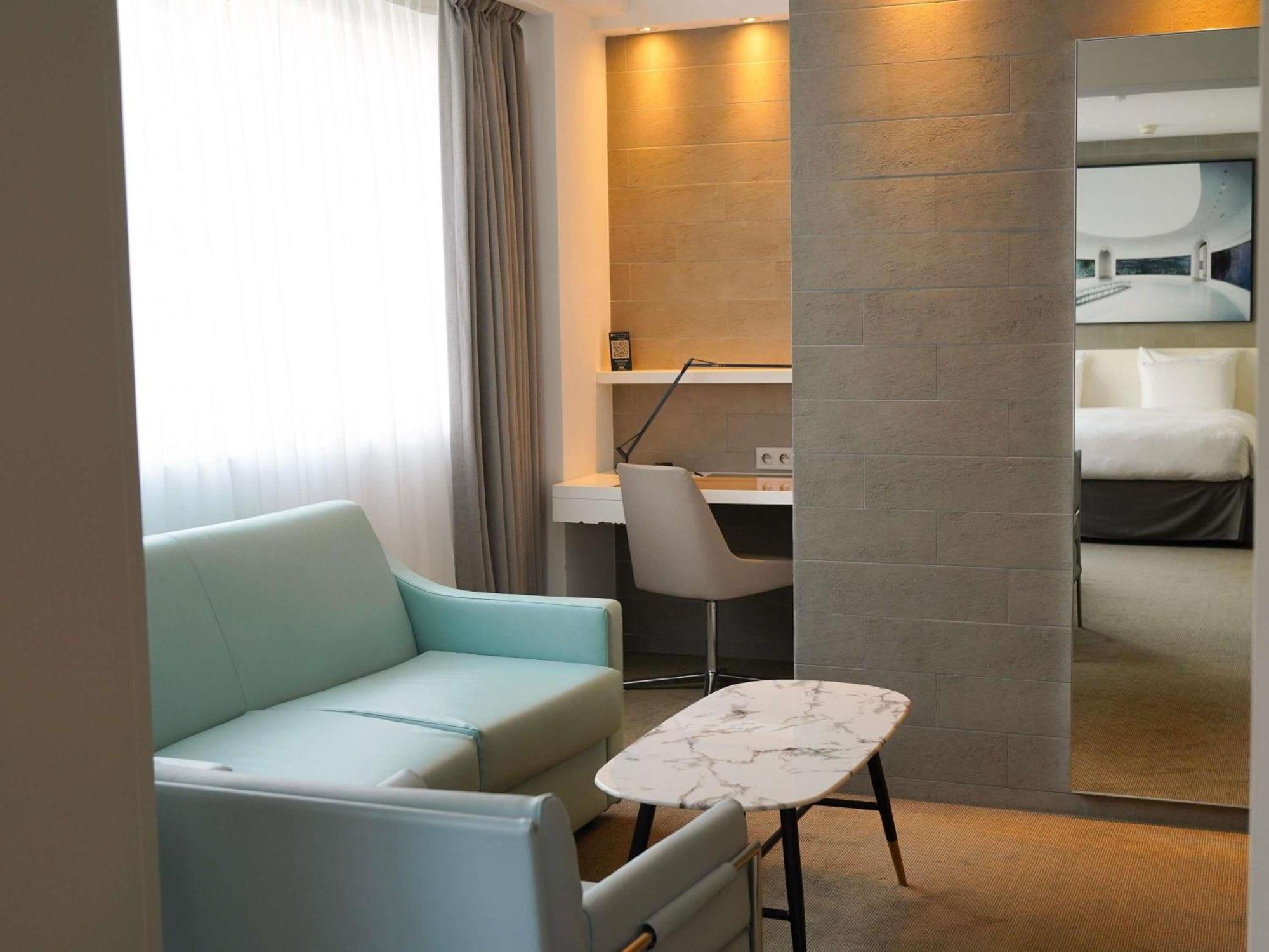 Junior King Suite Sofa Bed Eiffel Tower View