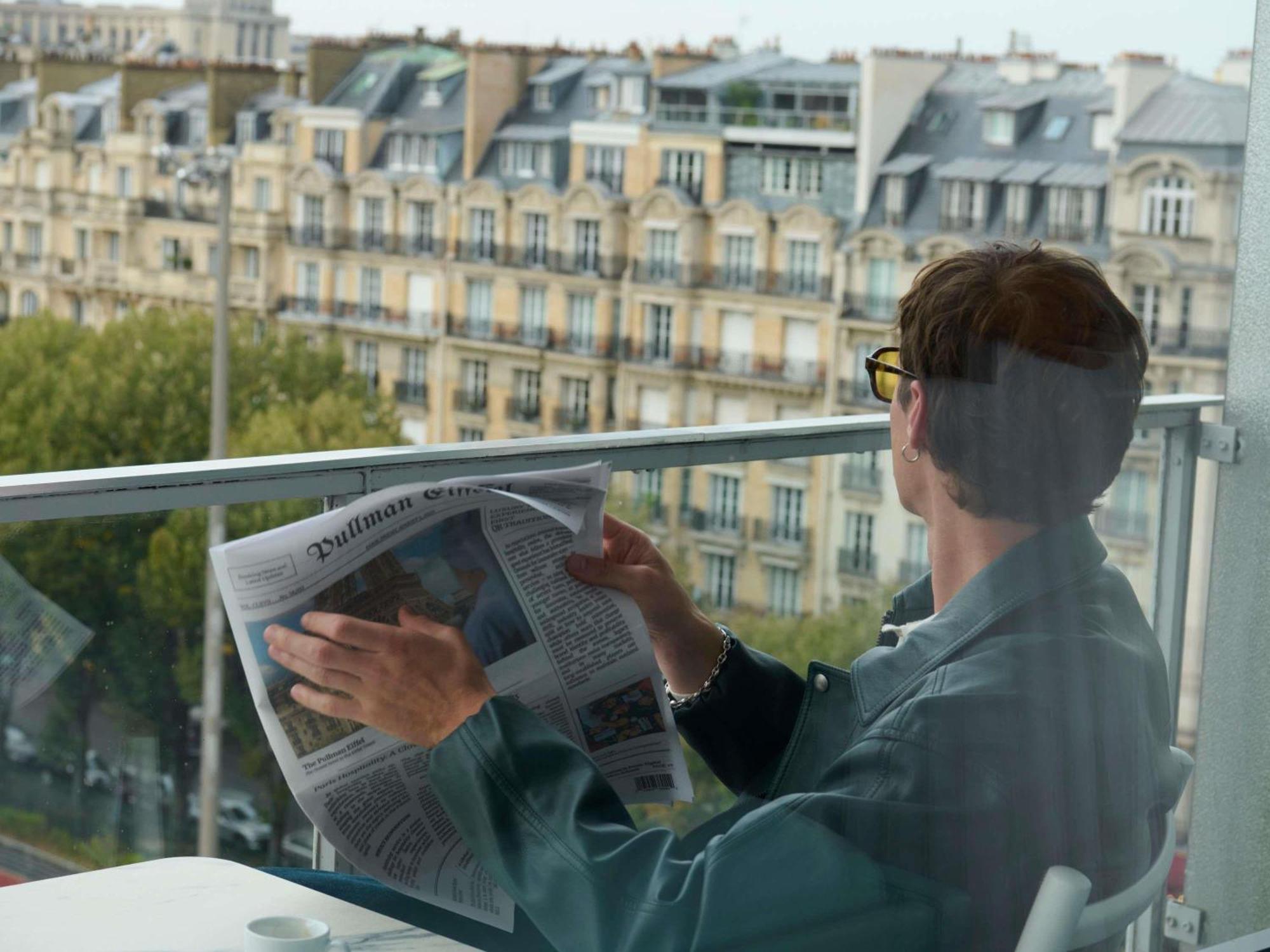 Deluxe Twin Room high floor Sofa Balcony Eiffel Tower View