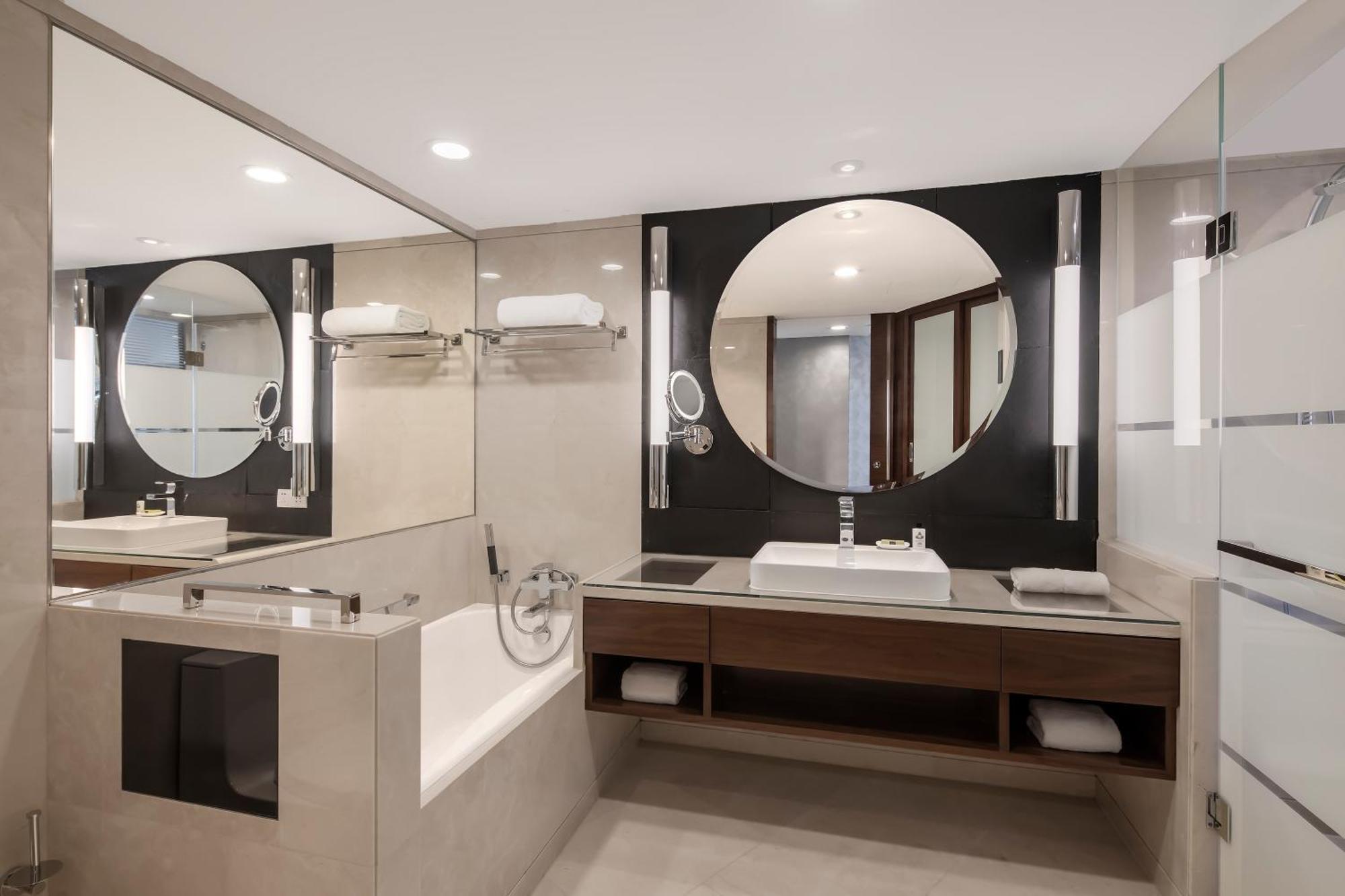 1 King Diplomatic Suite Lounge Access City View High Floor