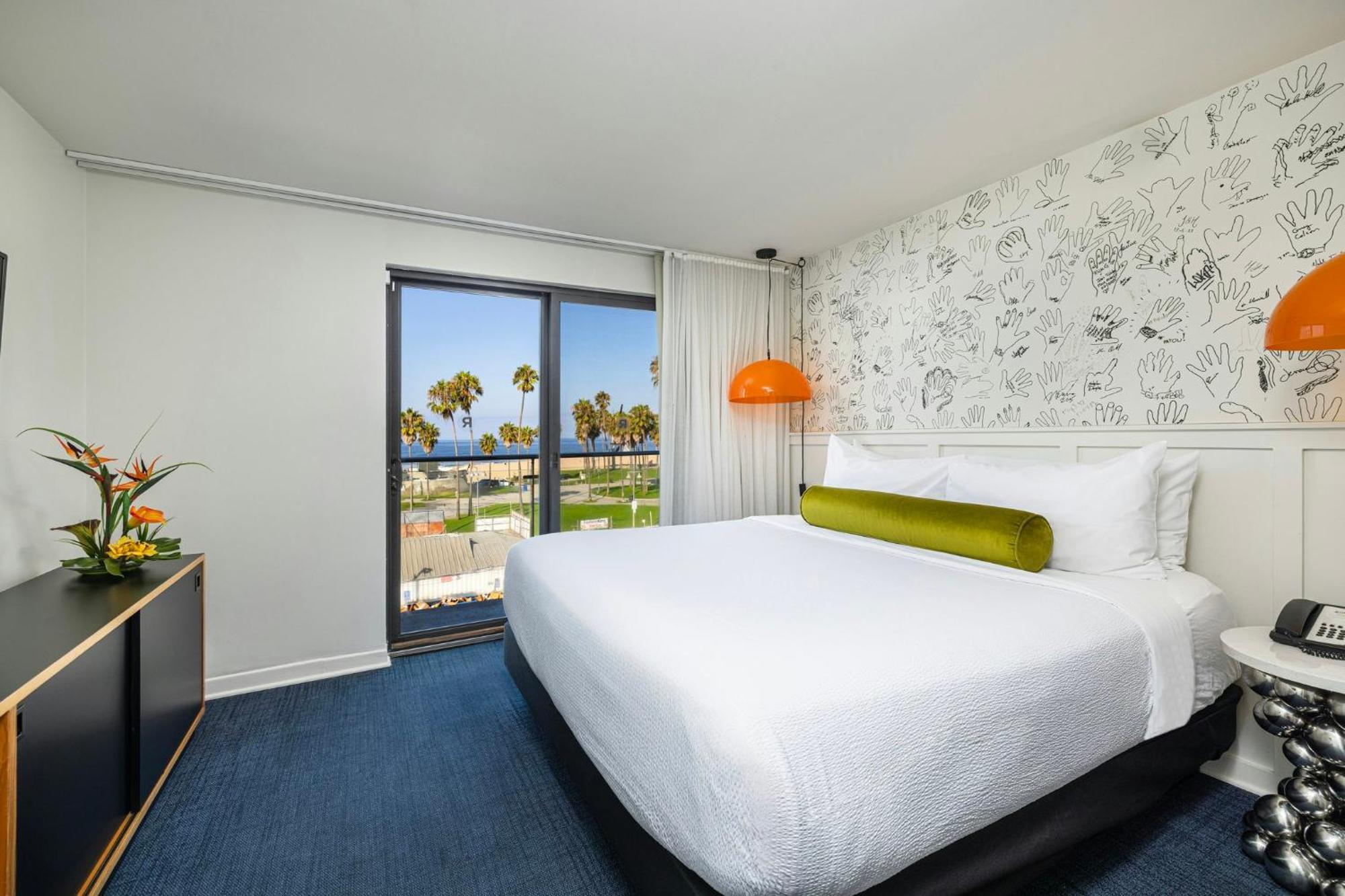 Suite con cama extragrande y vistas al mar