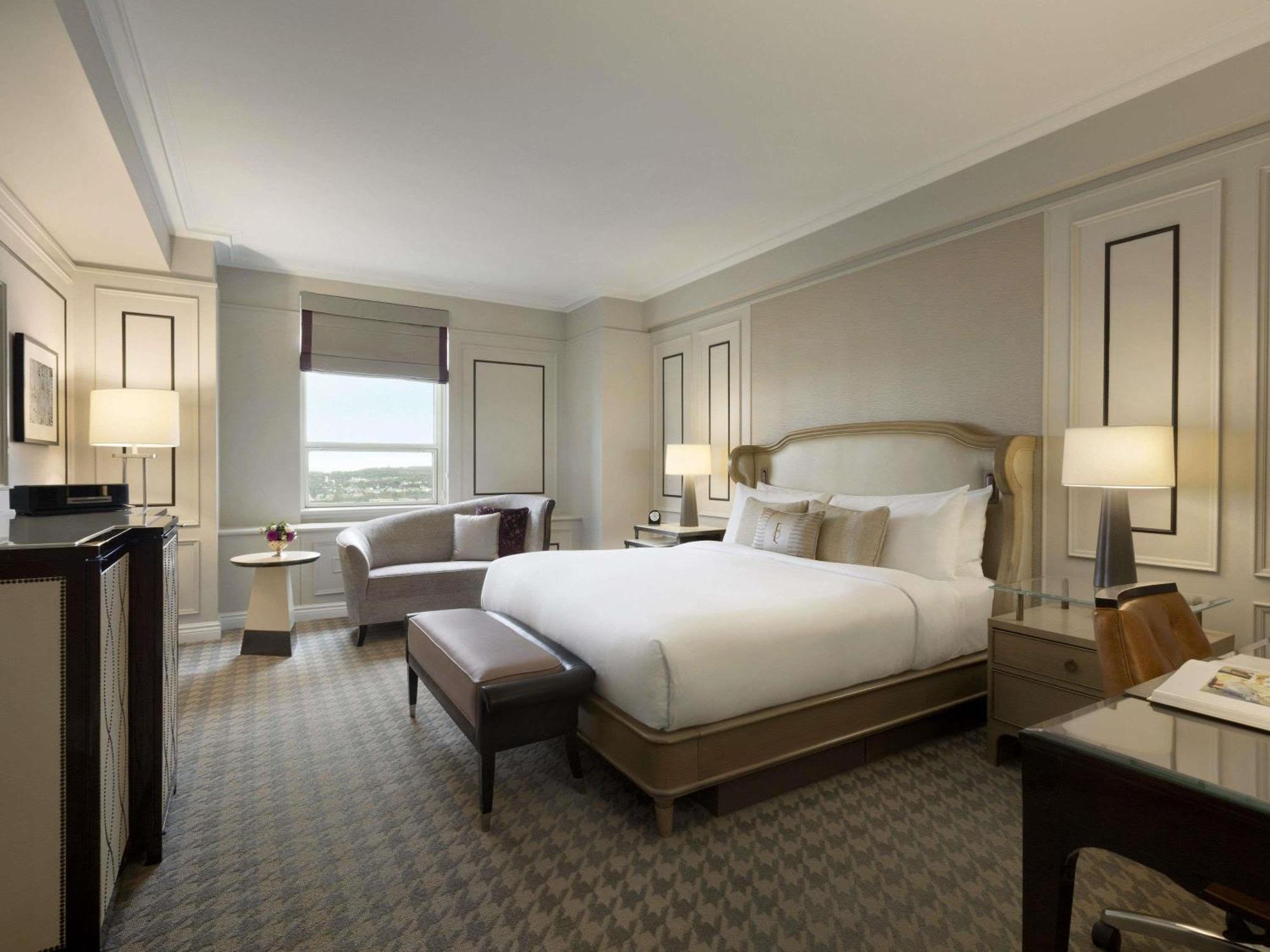 Habitación Fairmont Gold con cama grande y vistas al río