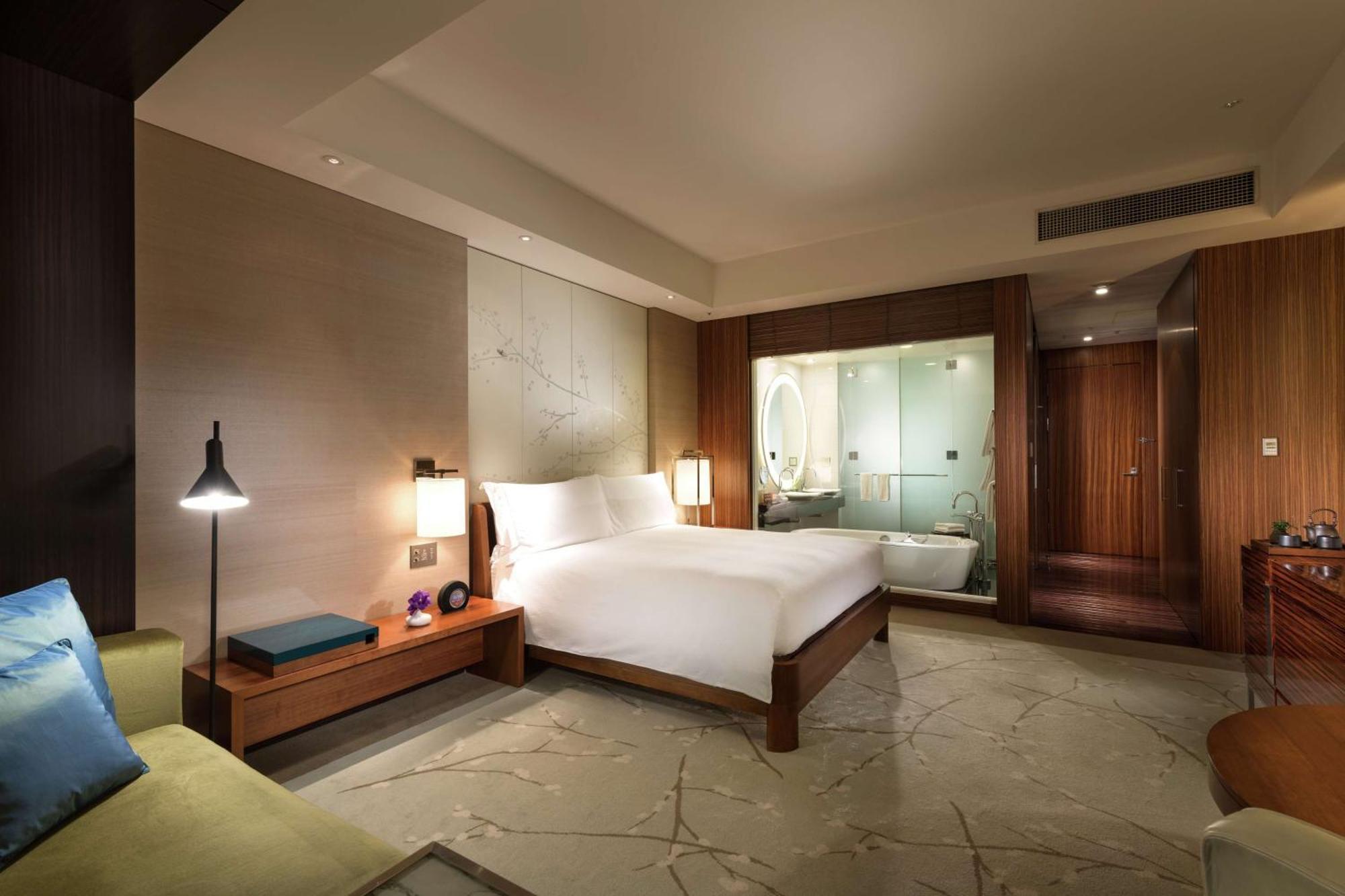 Kamer met Kingsize Bed en Uitzicht op de Baai