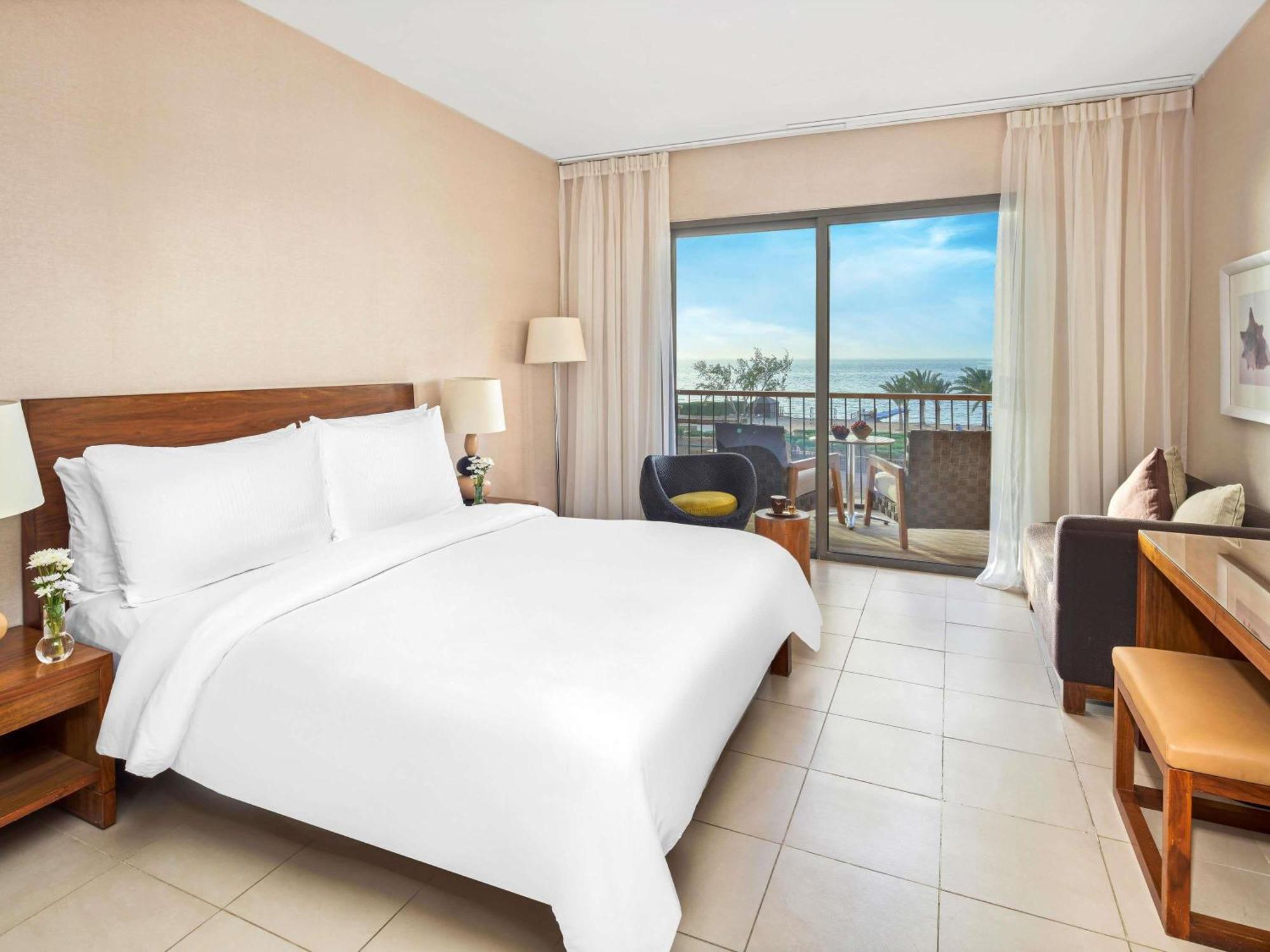 Superior Zimmer mit Kingsize-Bett und Poolblick