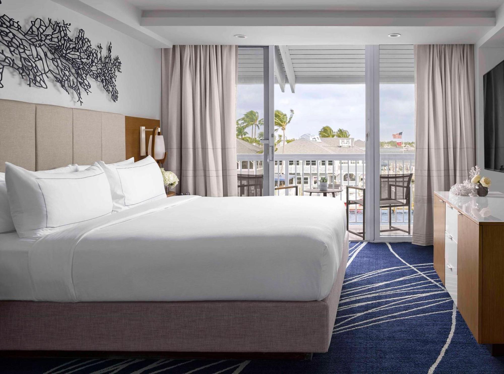 Quarto com Cama King-size com Varanda e Vista da Água