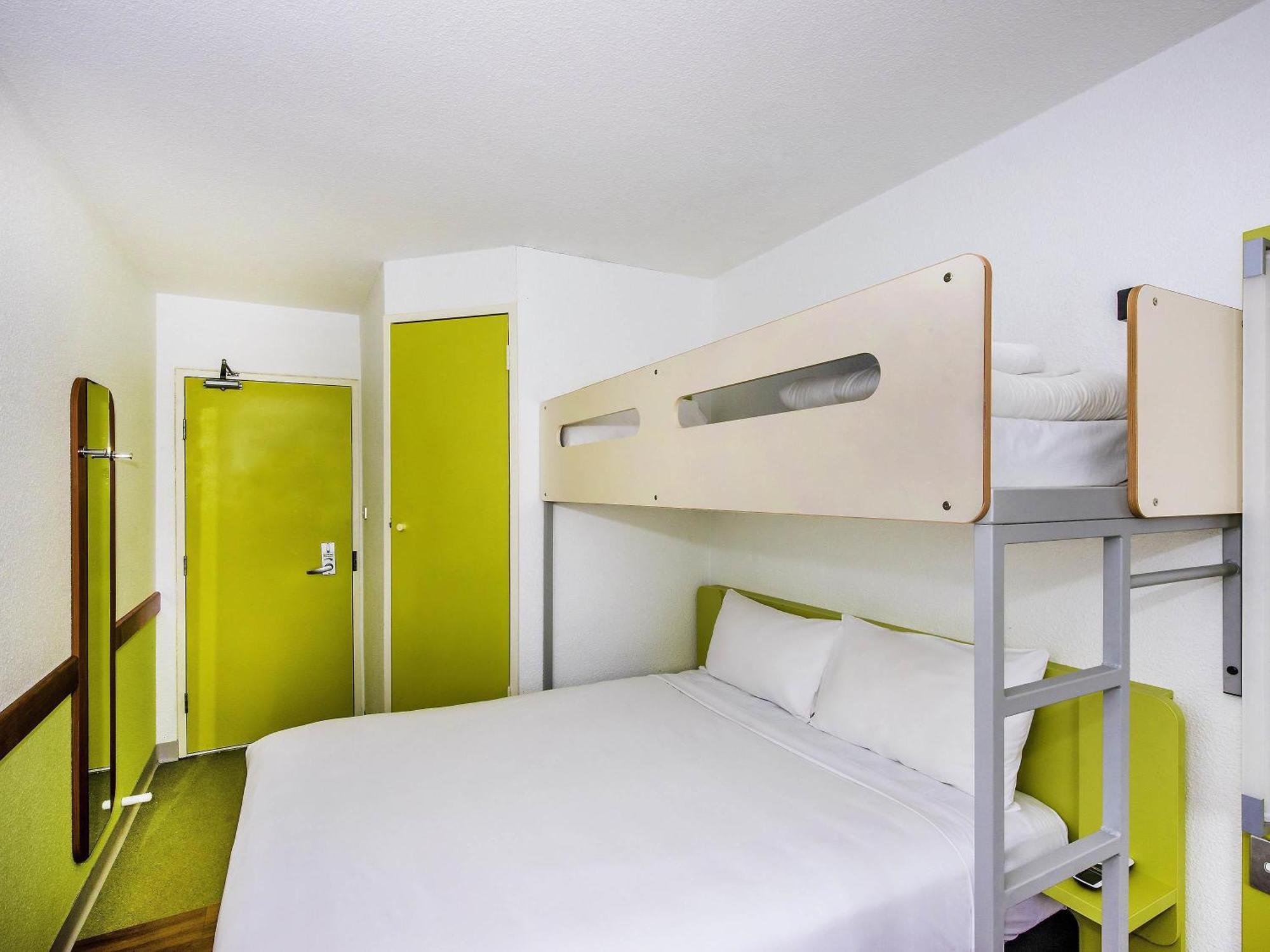 Standard Zimmer mit Queensize-Bett und einzelnem Etagenbett