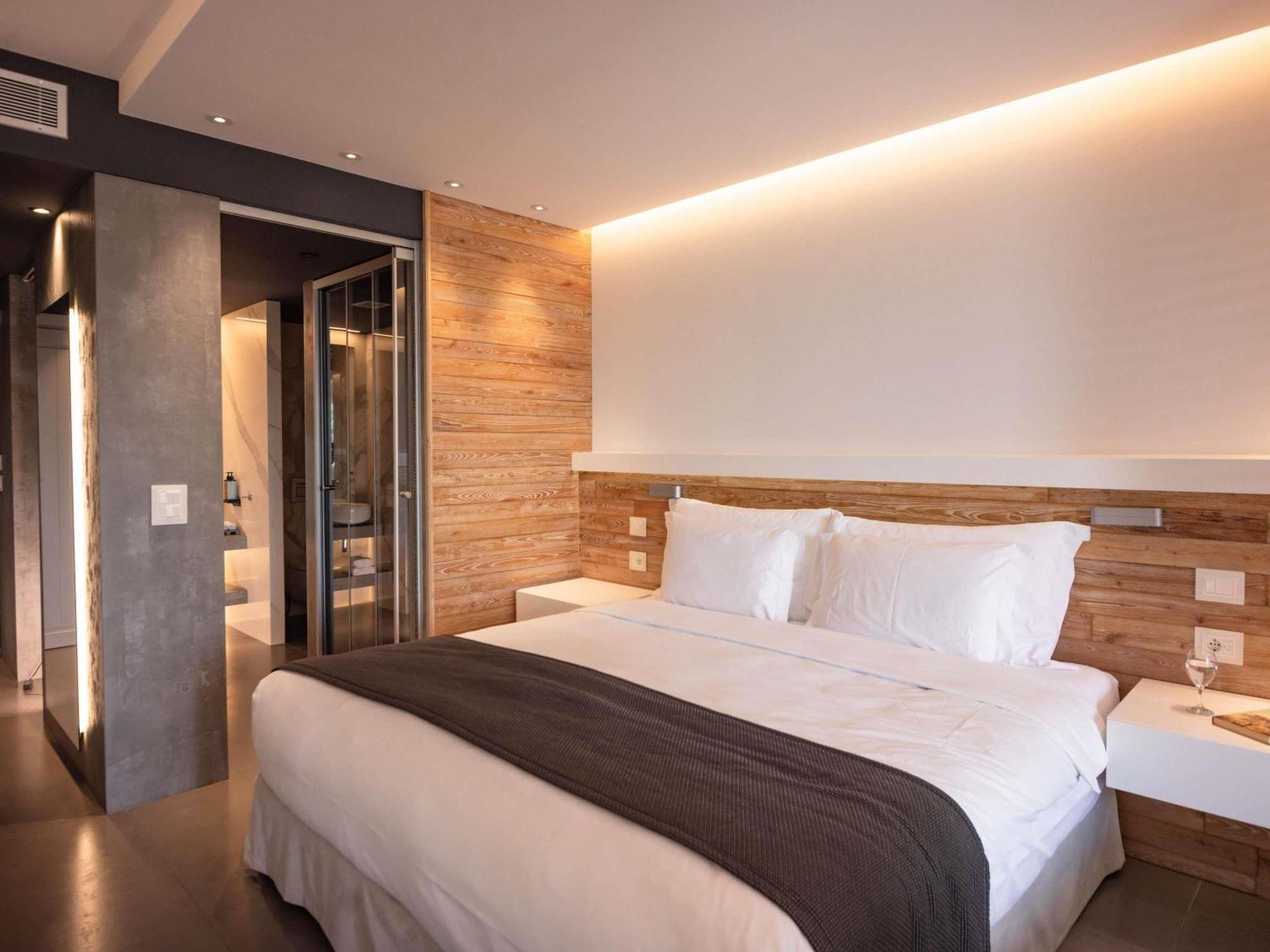 Junior Suite with Partial Sea View