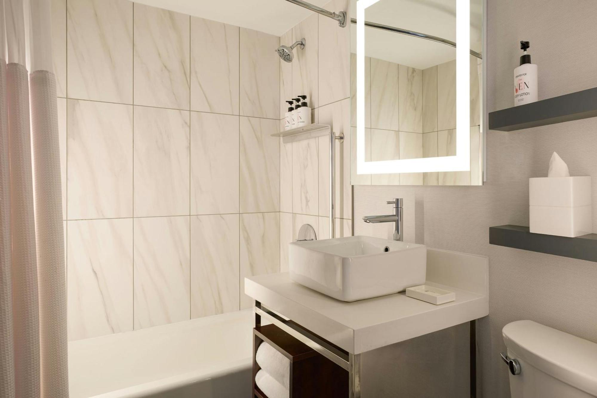 Deluxe Guest Room 1 Queen Dupont