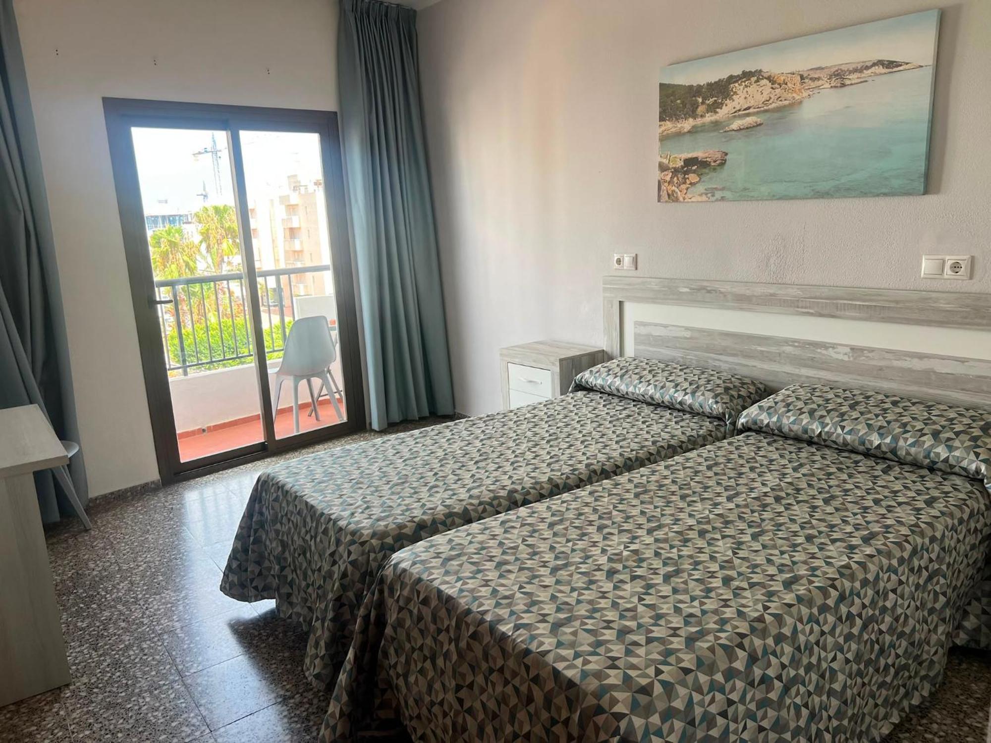 Standaard Tweepersoonskamer met 1 of 2 Bedden en Balkon