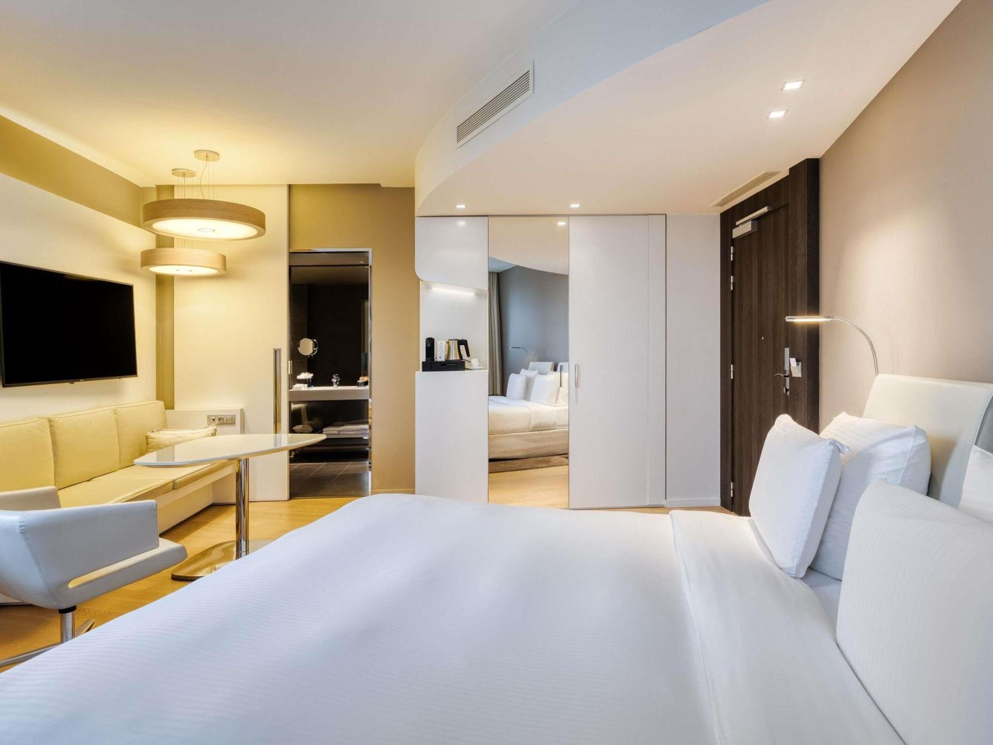 Deluxe King Room with City View