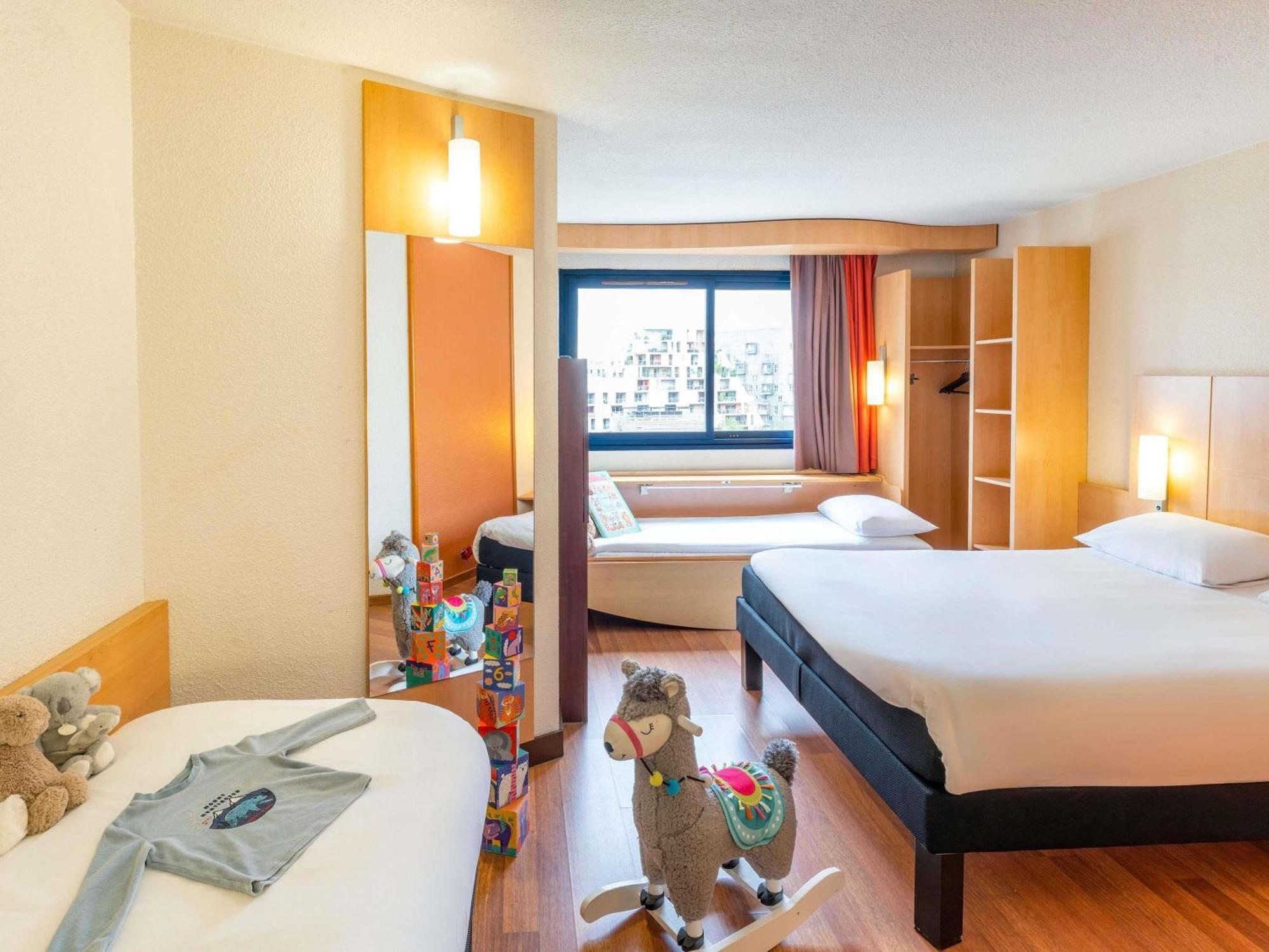 Quarto com 1 Cama de Casal e 2 Camas Individuais