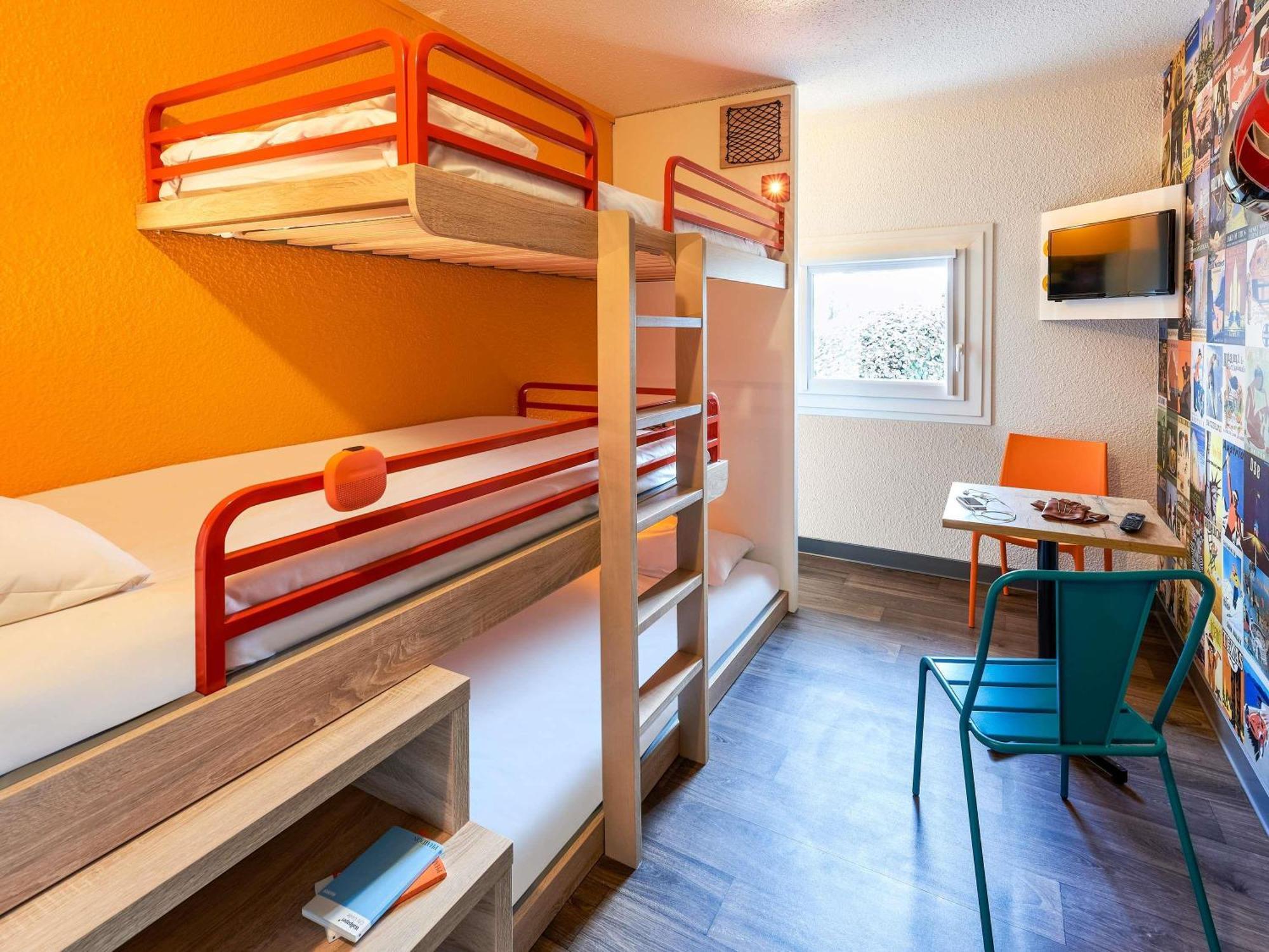 Chambre Break avec 3 Lits Simples Superposés et Salle de Bains Commune