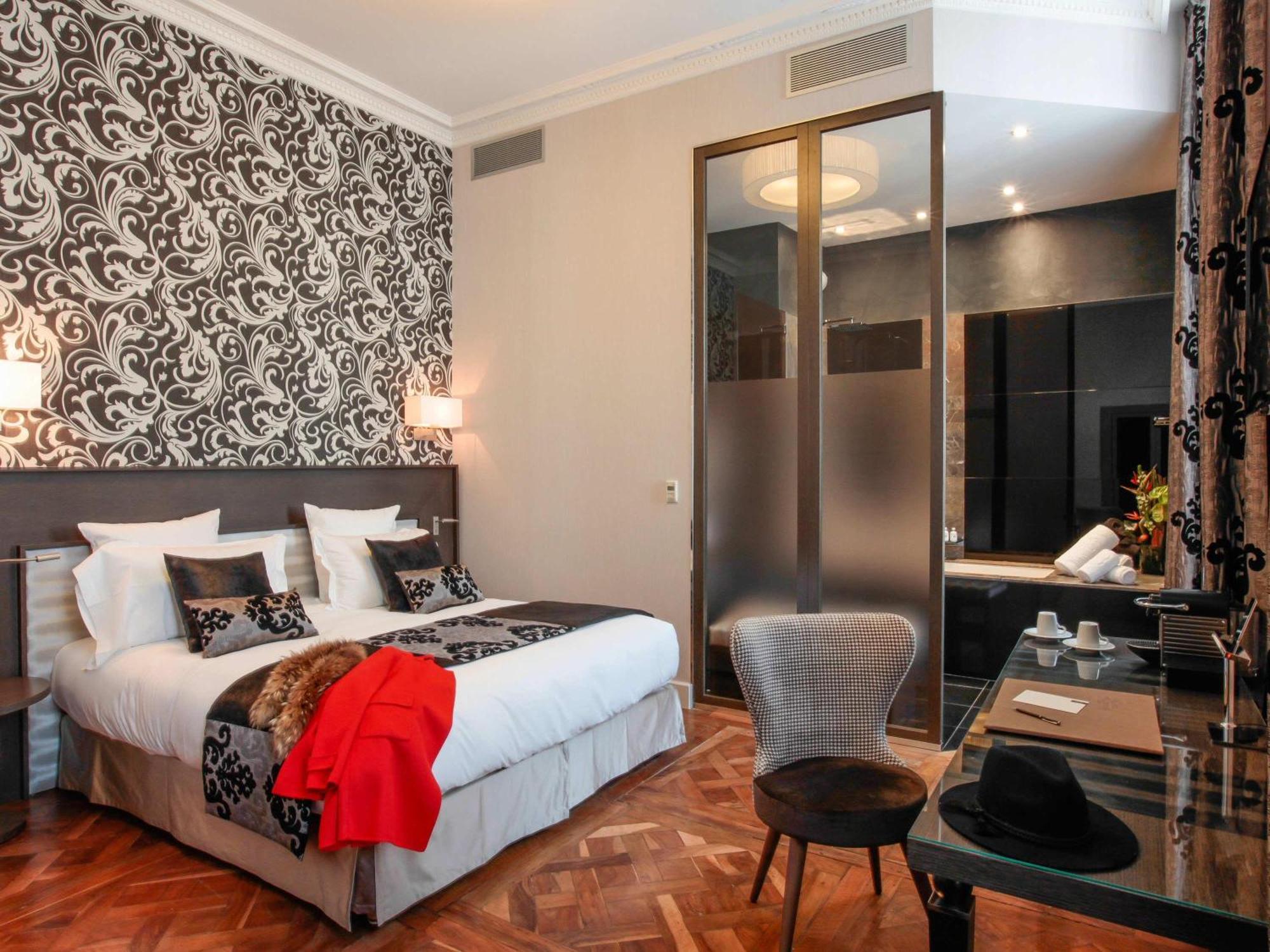 Superior Double Room Bathtub