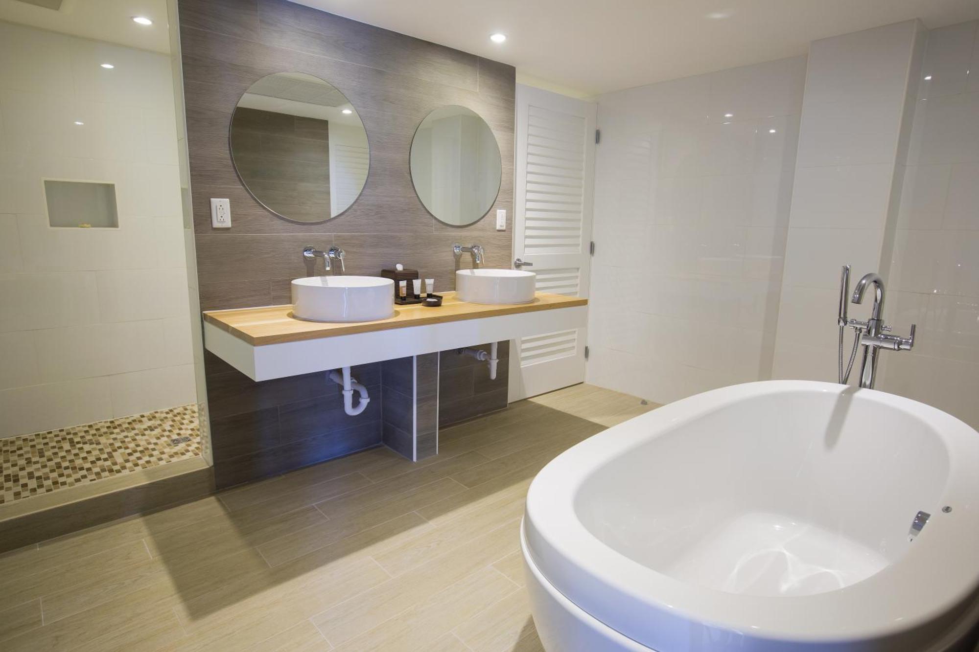 One Bedroom Harbour Front Suite King
