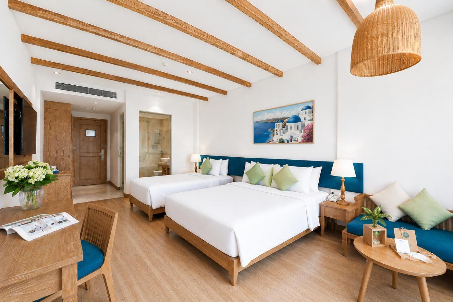 Elite Deluxe King Room with Balcony - Pool/City View