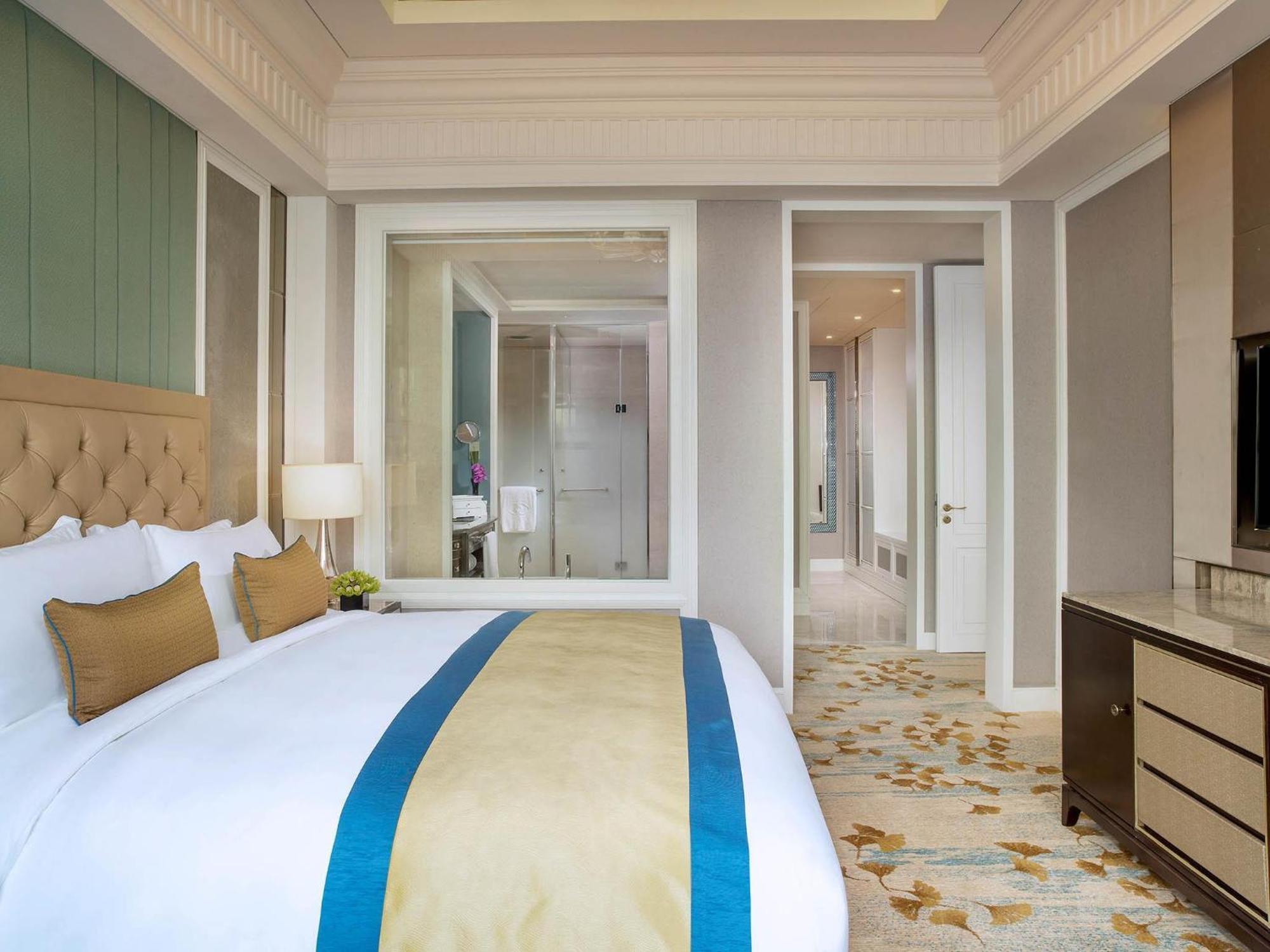 Superior King Room Club Access