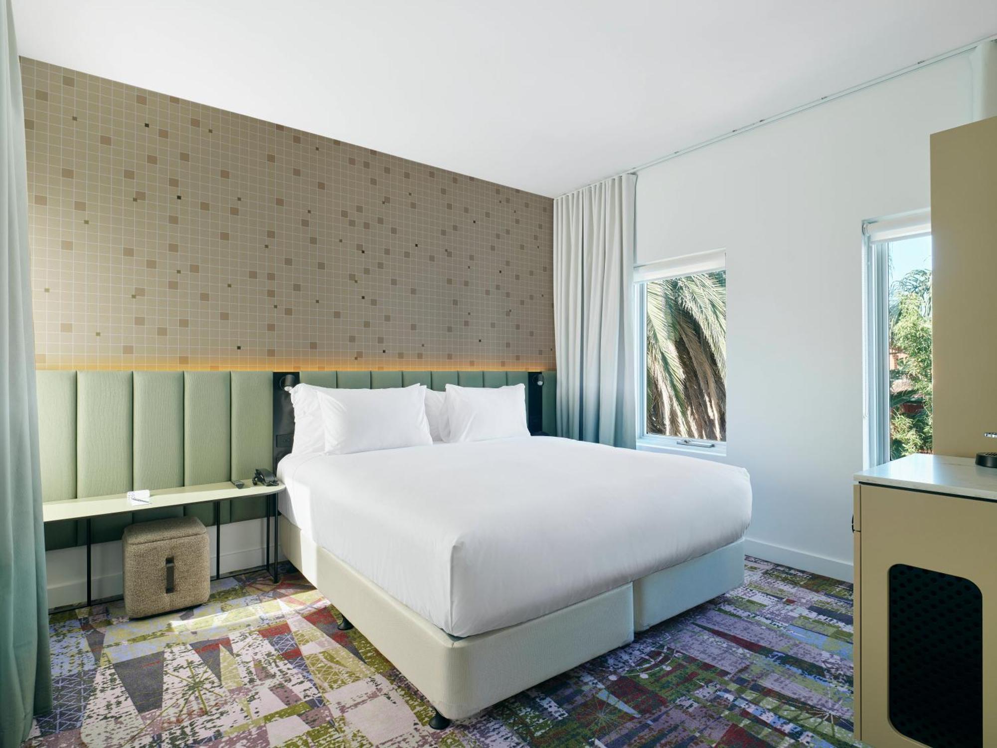 Barrierefreies Standard-Zimmer mit Kingsize Bett