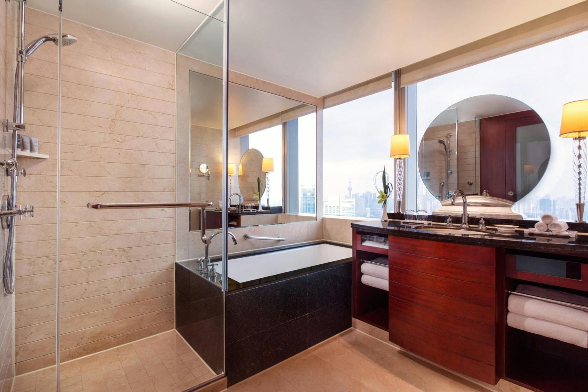 Executive Level King Room Skyline View