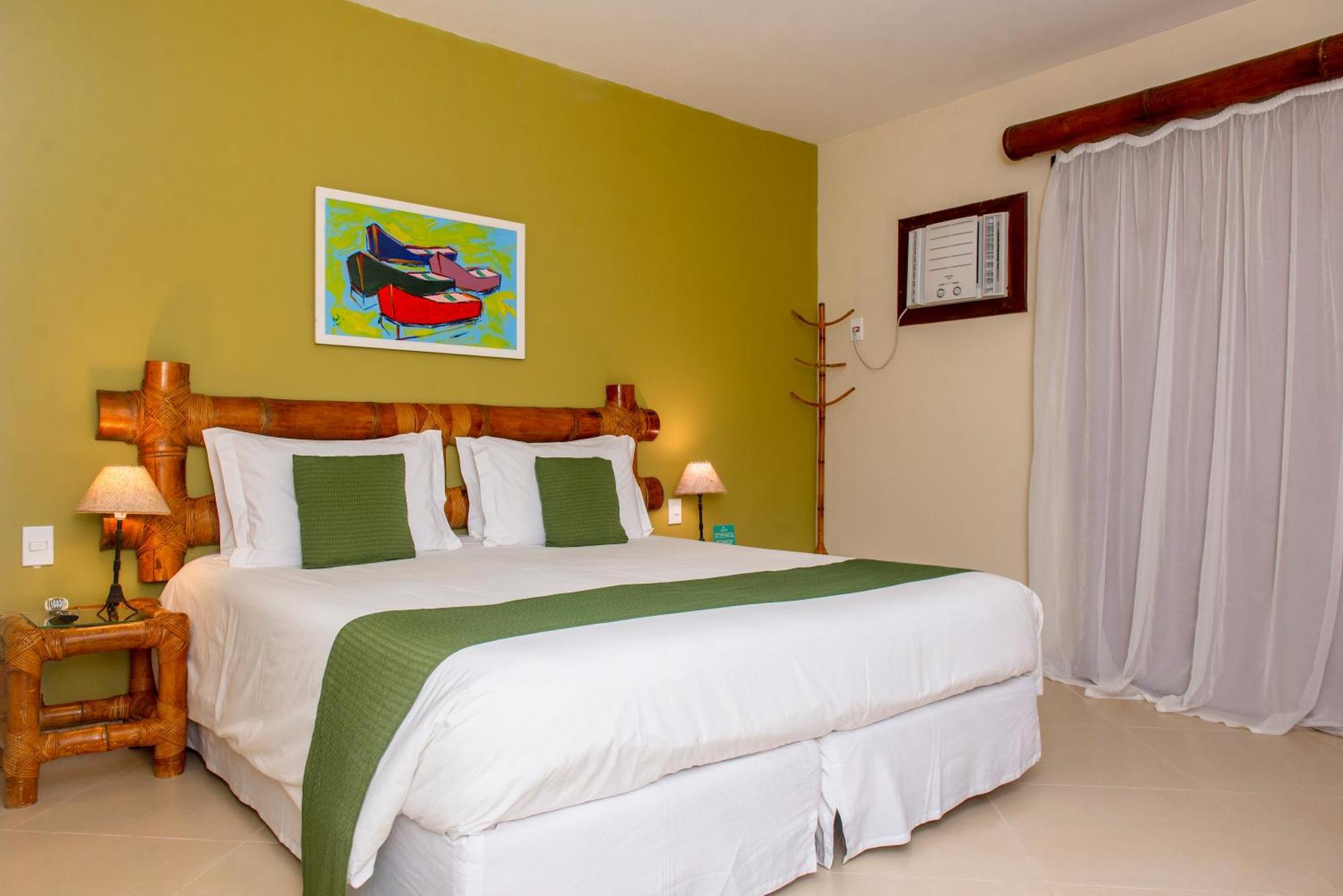 Quarto Duplo Deluxe com Banheira de Hidromassagem e Vista Lateral do Mar