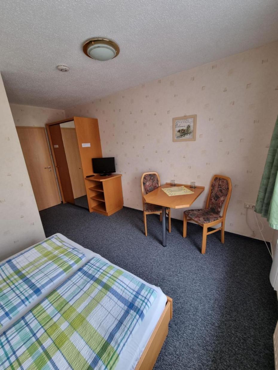 Doppel- oder Zweibettzimmer