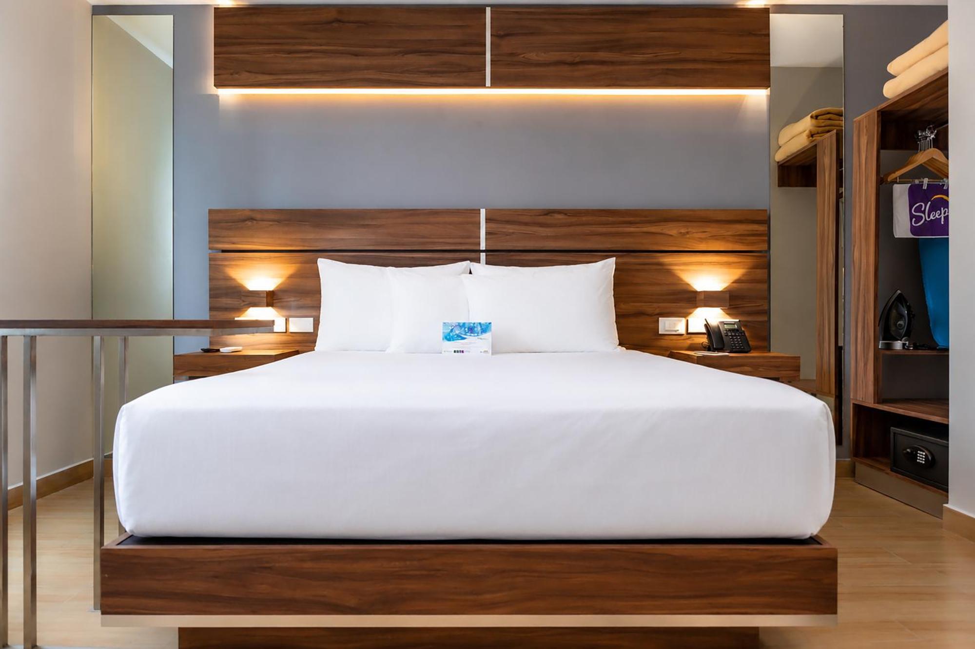 Habitación con cama grande