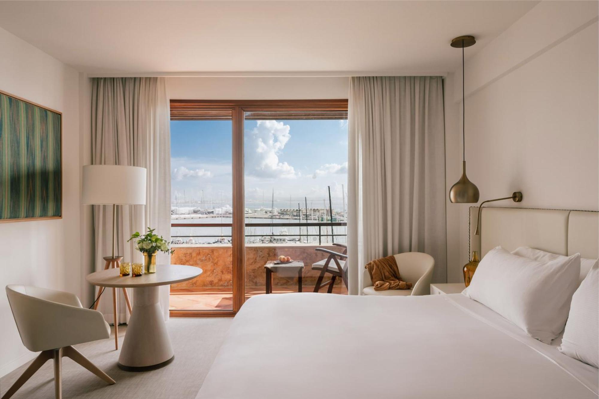 Red Level Suite with Sea and Cathedral View