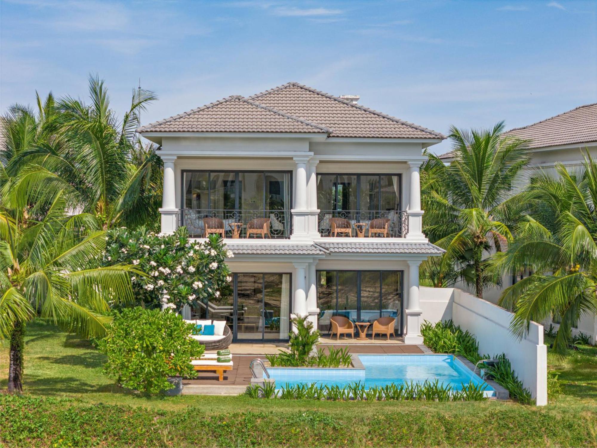 Biệt Thự 4 Phòng Ngủ Có Tầm Nhìn Ra Hồ Nước Và Hồ Bơi Riêng