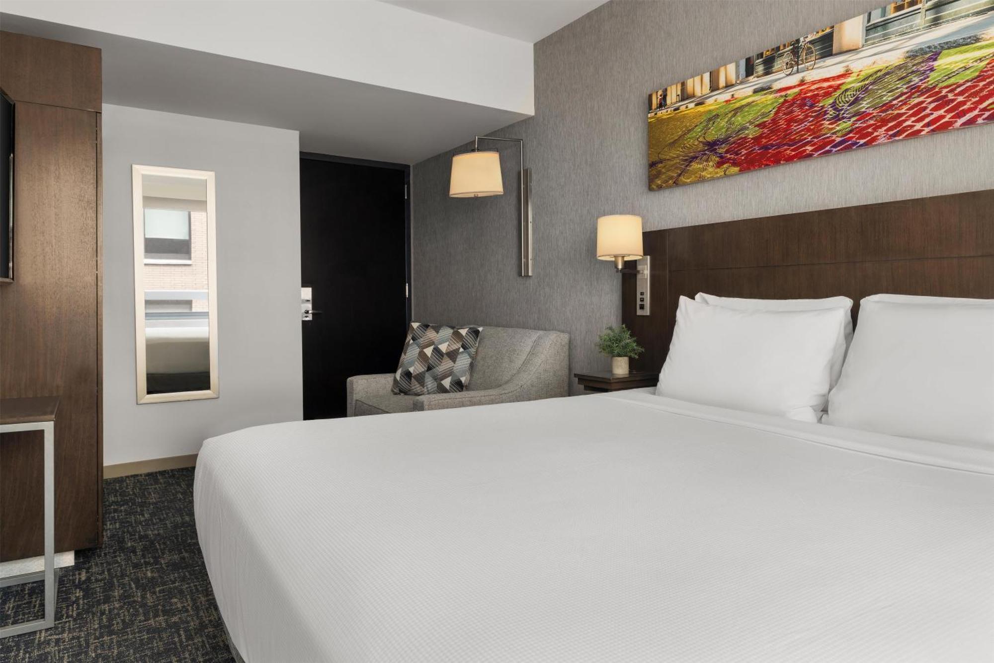 Quarto com Cama King-size e Vista da Cidade