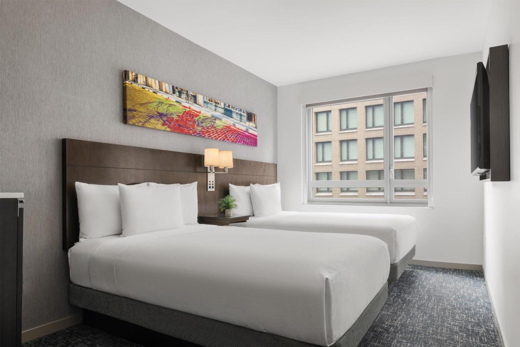 Quarto Duplo com 2 Camas de Casal e Vista da Cidade