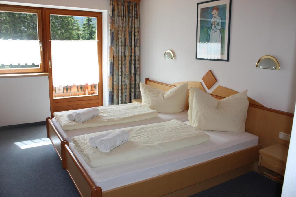 Doppel-/Zweibettzimmer mit Balkon