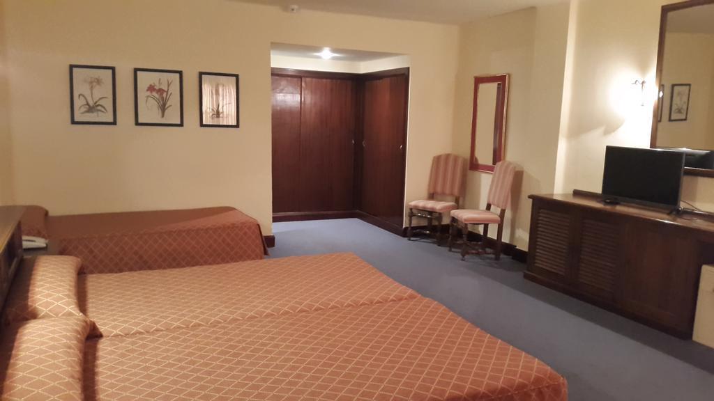 Chambre Lits Jumeaux avec Lit d'Appoint (3 adultes)