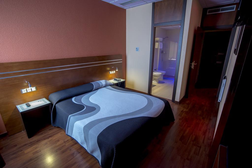 Habitación con cama grande