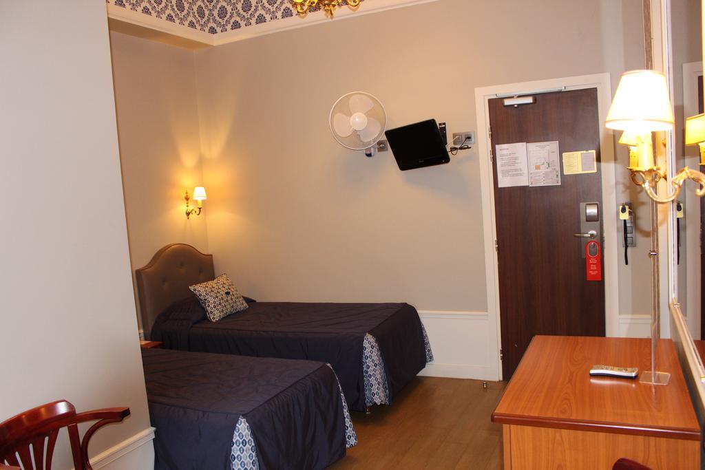 Twin Room Bath