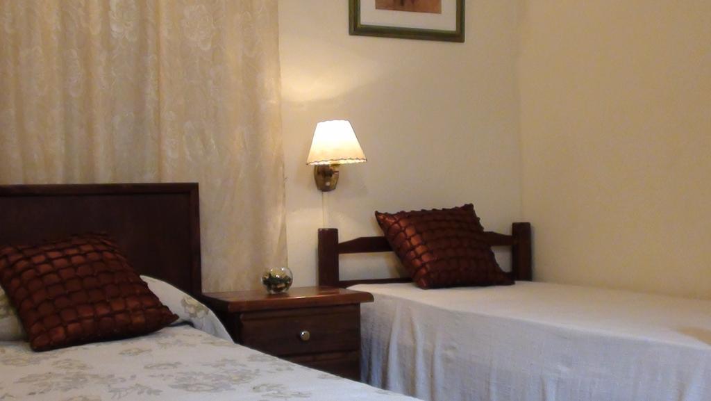Quarto com 2 Camas de Solteiro