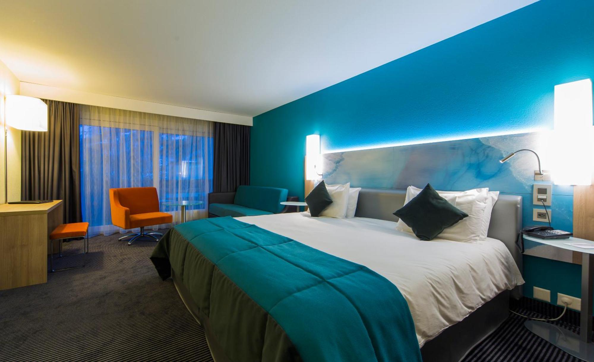 Comfort Room with 1 Double Bed and 1 Sofa Bed with Balcony