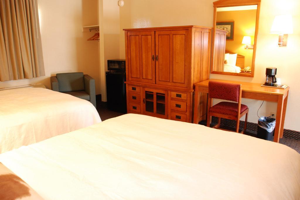 Double Room with Two Double Beds - Smoking