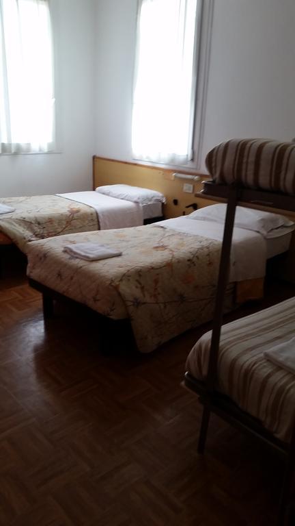 Cama en habitación compartida con 4 camas