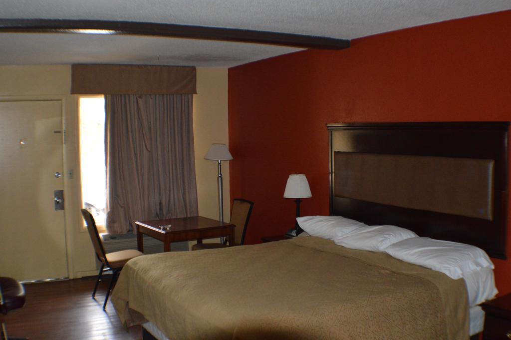 Deluxe King Room - Non-Smoking