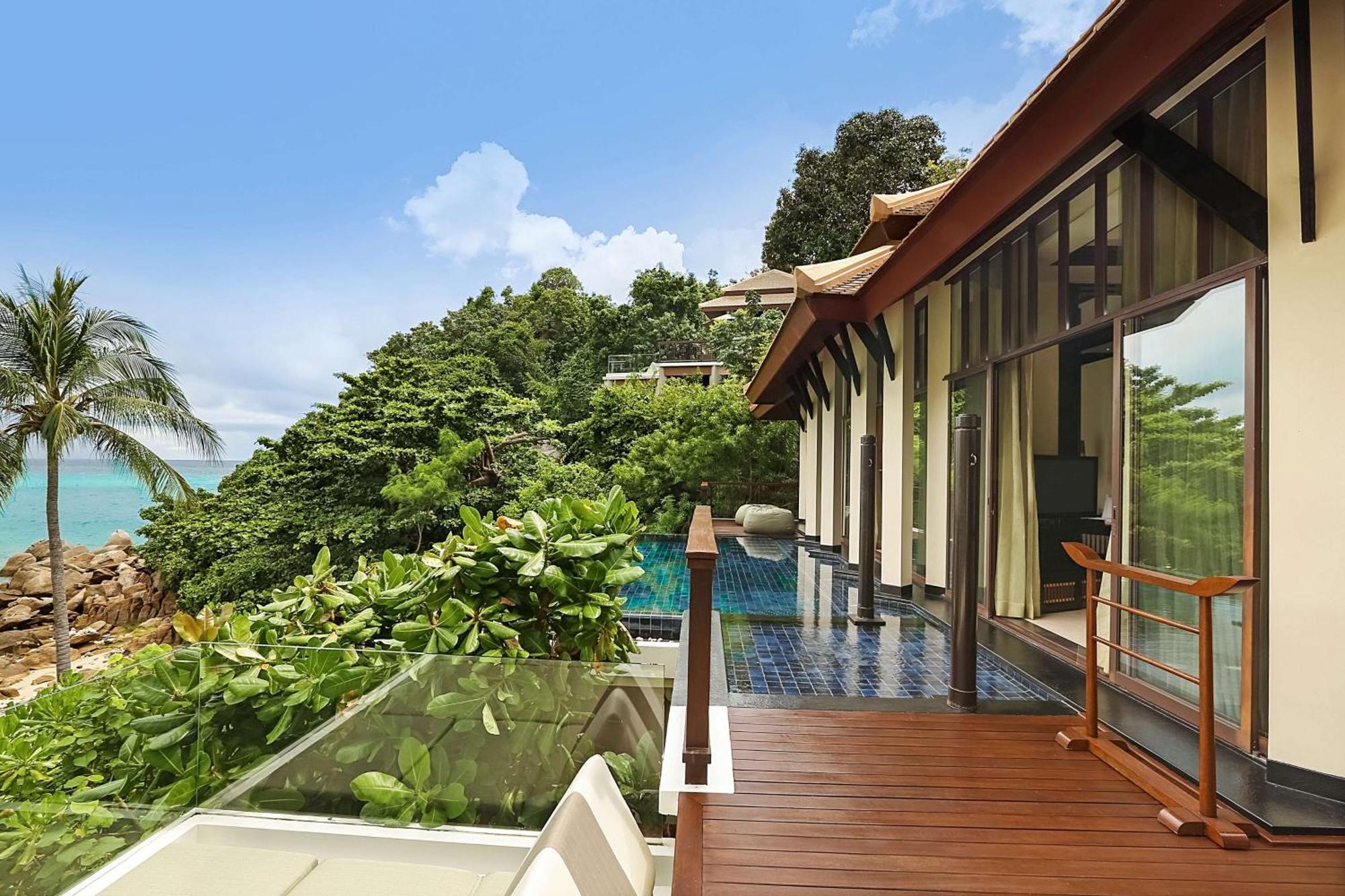 Villa con piscina y vistas parciales al océano