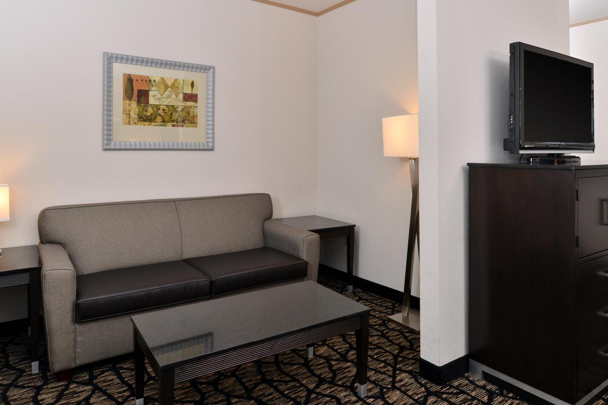 One-Bedroom Queen Suite